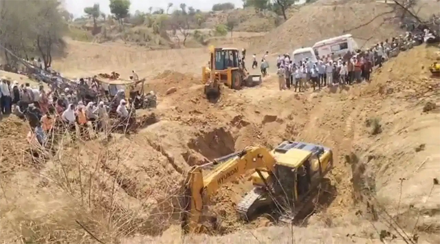 मध्यप्रदेश के पन्ना में कुएं की खुदाई के दौरान मिट्टी धंसी, 5 मजदूरों की मौत