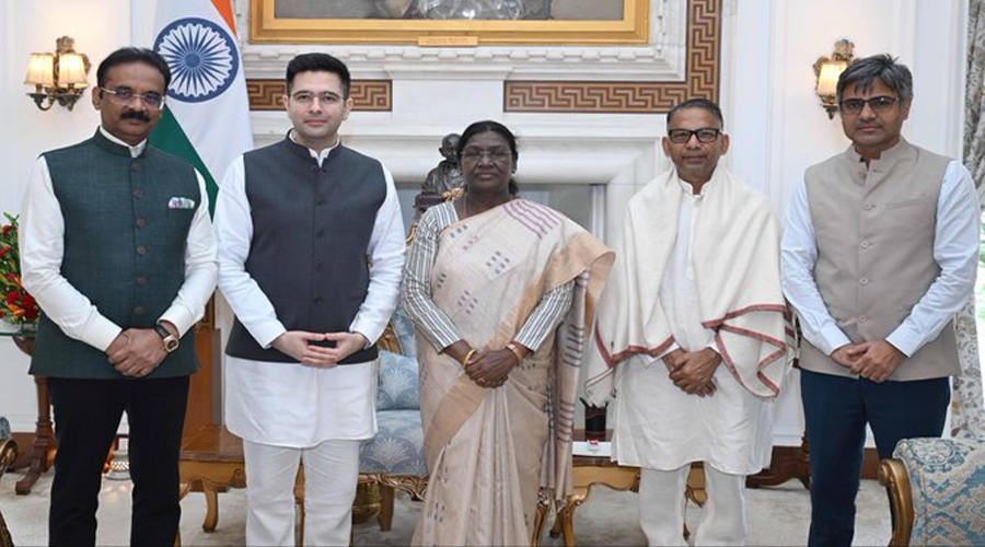 दिल्ली में सांसद राघव चड्ढा ने राष्ट्रपति मुर्मू से की मुलाकात, ये सांसद भी रहे मौजूद