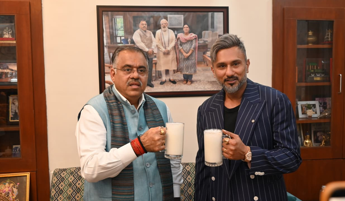 BJP के राष्ट्रीय महासचिव तरुण चुघ से मिले हनी सिंह, युवाओं से की ये बड़ी अपील
