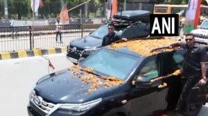 पटना में PM मोदी ने किया रोड शो, समर्थकों ने फूल बरसाकर किया भव्य स्वागत