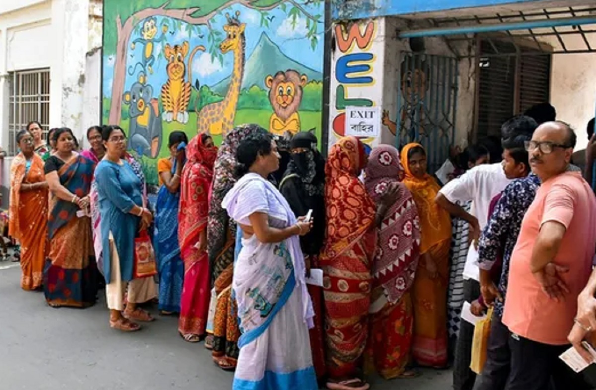 पश्चिम बंगाल में 15 मतदान केंद्रों पर कराया जा रहा पुनर्मतदान, दूसरे चरण की वोटिंग के दौरान हुई थी गड़बड़ी