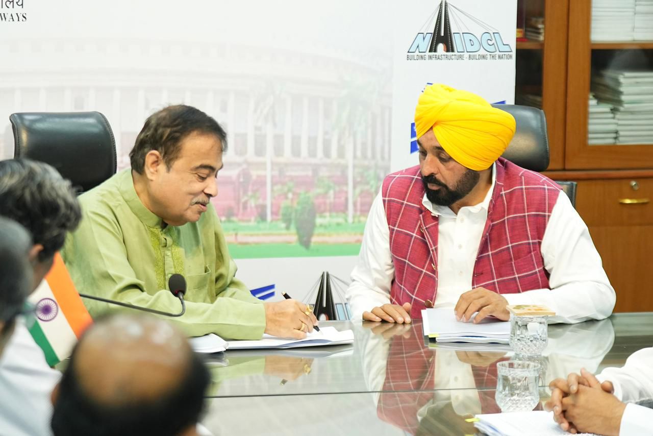 सीएम मान ने केंद्रीय मंत्री नितिन गडकरी से की मुलाकात, कई प्रोजेक्टों को लेकर हुई चर्चा, देखें Live