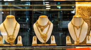 वैश्विक अस्थिरता के बीच सोने की कीमतों में सीमित दायरे में कारोबार