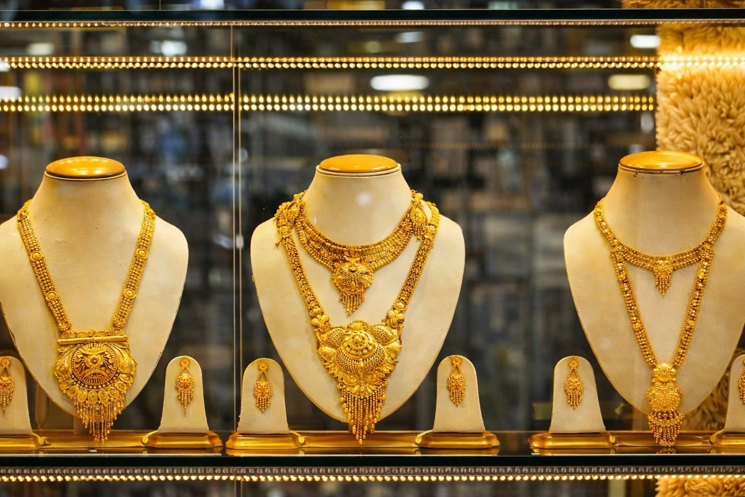Gold-Silver Price: आज इतना सस्ता हुआ सोना-चांदी, खरीदने से पहले जानें 10 ग्राम का रेट