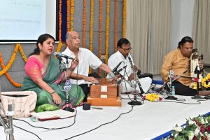 कोई आहट कोई सदा ही नहीं, क्या कोई शहर में बचा ही नहीं…