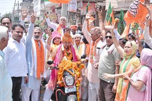 Haryana News : भाजपा ने निकाली बाइक रैली, इनेलो की सुनैना ने मांगे वोट