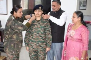 म्हारी छोरी नै छू लिया आसमान, फौज में कैप्टन बन बढ़ाया मान