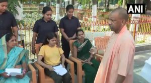 जनता दर्शन: सीएम योगी ने अधिकारियों को दिए निर्देश- शीघ्रता से करें समस्याओं का निस्तारण