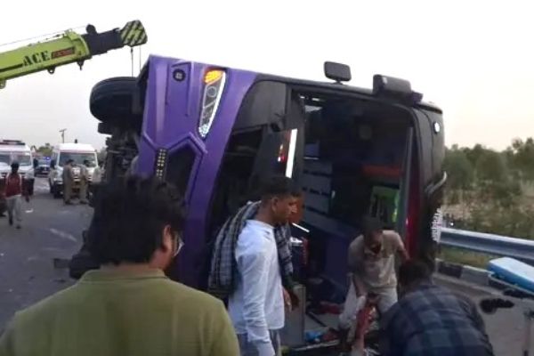 पलटी बस, दारोगा और कैदी समेत छह की मौत, जानें कैसे हुआ हादसा