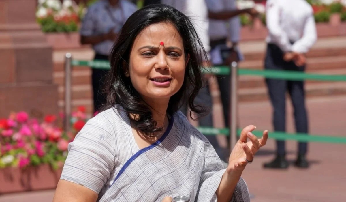 Video: ‘चोर-चोर, TMC चोर’, फ्लाइट में महुआ मोइत्रा के खिलाफ लगे नारे