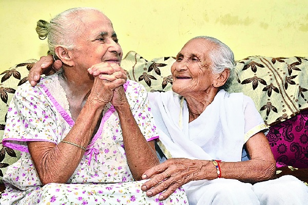 Mother’s Day Special : वृद्धाश्रम में मां आज भी दे रहीं दुआएं, हमेशा खुश रहें मेरे ‘लाल’