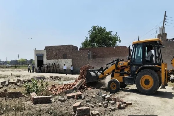Haryana News : अवैध कॉलोनियों पर चला पीला पंजा, नींव और गलियां उखाड़ीं