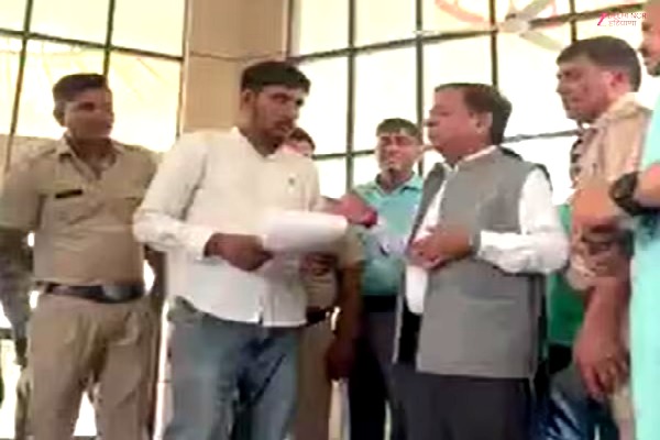 Haryana News : गुस्से में प्रदर्शन कर रहे छात्र, दो की आत्मदाह की कोशिश