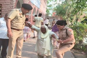 Haryana News : पहल : बुजुर्गों और दिव्यांगों के सारथी बने पुलिस कर्मचारी