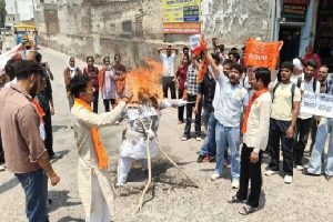 Haryana News : एबीवीपी का सरकार के खिलाफ प्रदर्शन, फूंका विज का पुतला