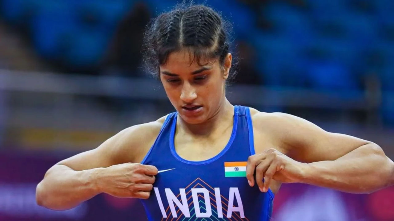 विनेश फोगाट को लगा तगड़ा झटका, WFI ने भेजा कारण बताओ नोटिस