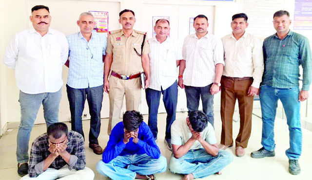 शेयर मार्केट में भारी मुनाफे का झांसा देकर 2.50 करोड़ की ठगी में 3 गिरफ्तार