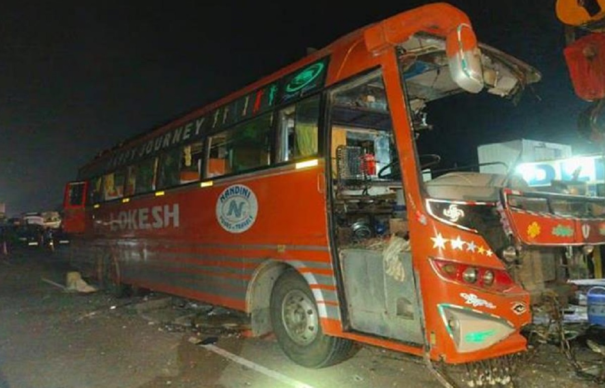 ट्रक टेलर से टकराई पर्यटकों से भरी बस, 3 लोगों की मौत, 20 घायल