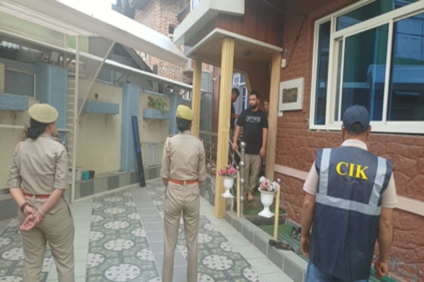 जम्मू-कश्मीर: आतंकवाद से जुड़े मामलों में पुलिस का Action, 6 जिलों के 8 स्थानों पर डाली रेड