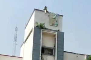 अस्पताल की छत पर चढ़ युवक ने फेसबुक पर दी सुसाइड की धमकी