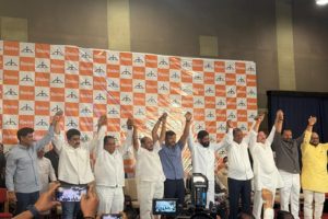उद्धव ठाकरे की पार्टी में बड़ी फूट, बागी सांसदों ने शिंदे गुट का थामा दामन