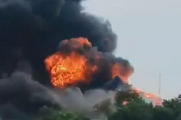 टोल बूथ से टकराकर LPG टैंकर में आग, 5 कर्मचारी झुलसे