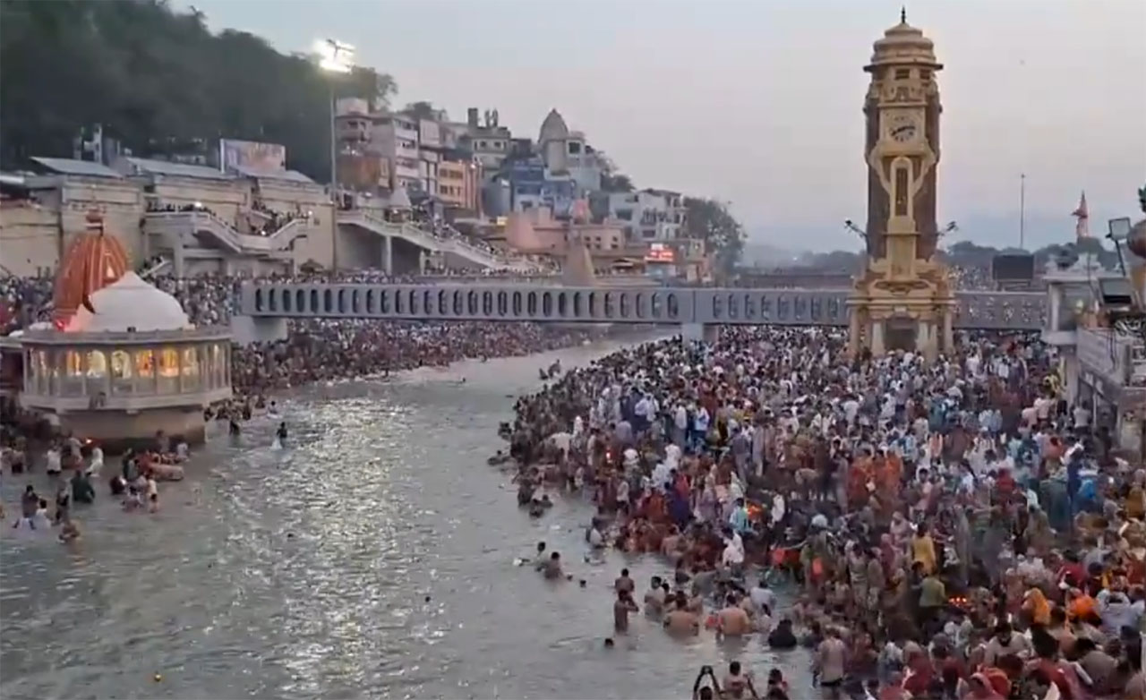 सोमवती अमावस्या पर हरिद्वार में उमड़ा आस्था का सैलाब, लाखों श्रद्धालुओं ने किया गंगा स्नान
