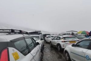 Himachal Weather: रोहतांग सहित शिंकुला और बारालाचा दर्रे में बर्फबारी, जून में हिमपात से खिल उठे पर्यटक के चेहरे