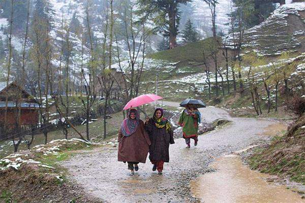 Jammu Kashmir Weather: जम्मू-कश्मीर के कई जिलों में भारी बारिश, IMD ने जारी किया अलर्ट
