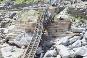 Himachal: किन्नौर में एनएच-5 पर बना पुल टूटा, सतलुज में गिरा डंपर, 3 जिलों का संपर्क प्रभावित