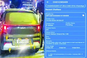 मनाली माल रोड पर पहुंची चंडीगढ़ टूरिस्ट की गाड़ी, पुलिस ने ठोका 20 हजार का जुर्माना