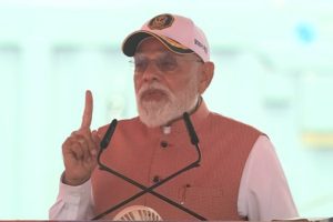 ‘स्वयं को तैयार कर रहा भारत’, पीएम मोदी ने नौसेना को सौंपे तीन स्वदेशी युद्धपोत