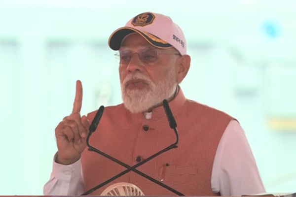 ‘स्वयं को तैयार कर रहा भारत’, पीएम मोदी ने नौसेना को सौंपे तीन स्वदेशी युद्धपोत