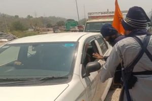 Himachal: निहंग सिखों ने मनाली हाईवे पर लगाया ‘खालसा टैक्स नाका’, हिमाचल की गाड़ियों से की अवैध वसूली