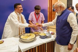 ‘ये वाला खिलाओ…’, PM मोदी को सुवेंदु अधिकारी ने परोसी बंगाल की मशहूर झालमुड़ी