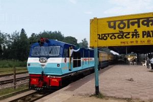 4 साल बाद पठानकोट-जोगिंदरनगर ट्रेन सेवा बहाल, यात्रियों में दौड़ी खुशी की लहर