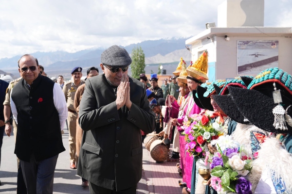 3 दिवसीय दौरे पर लद्दाख पहुंचे उपराष्ट्रपति राधाकृष्णन, पारंपरिक तरीके से हुआ स्वागत