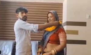 Saas Damad Love Story: सास की खूबसूरती पर आया दामाद का दिल, कोर्ट में रचा दी शादी, वीडियो वायरल