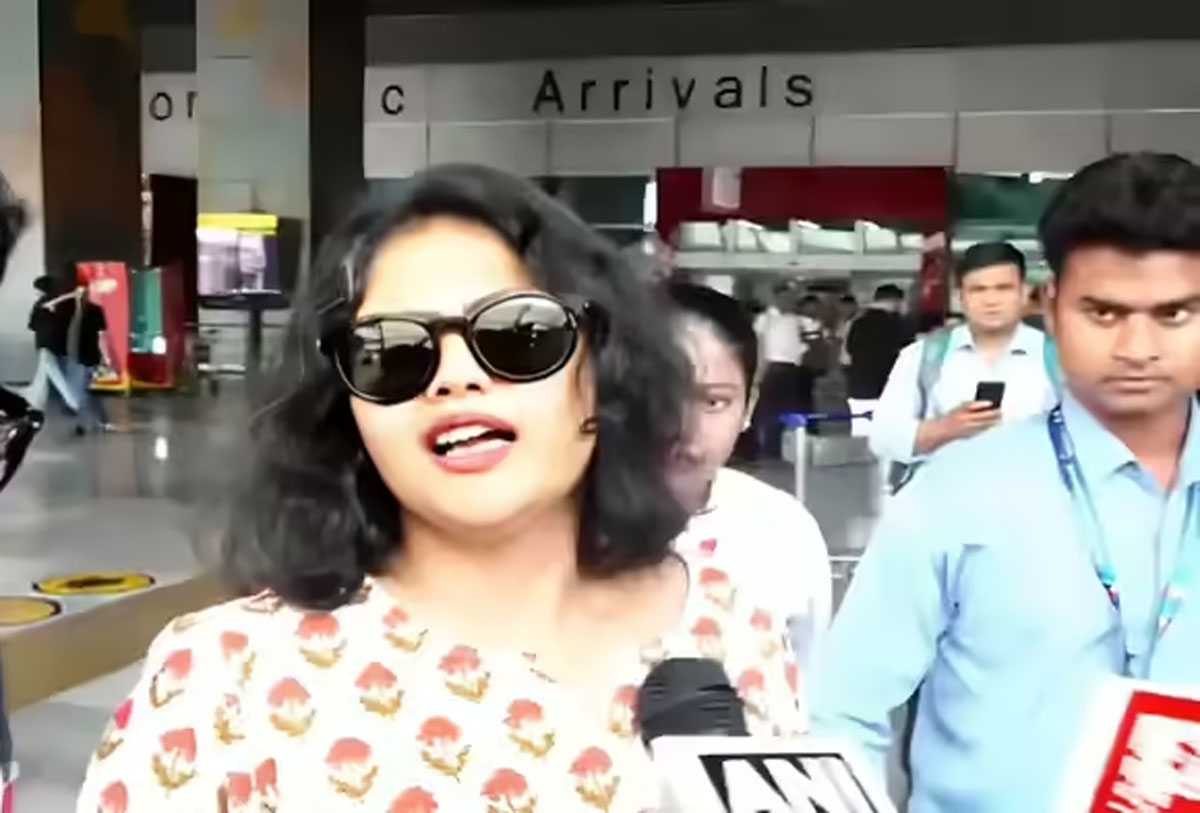 TMC में बढ़ी हलचल… काला चश्मा लगा दिल्ली पहुंचीं सायोनी घोष, पत्रकारों के सवालों से बचीं