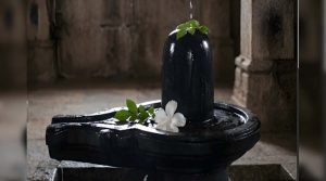 Somwat Puja Rules: सोमवार के दिन शिवलिंग पर भूलकर भी न चढ़ाएं ये चीजें; वरना अधूरा रह सकता है पूजा का फल