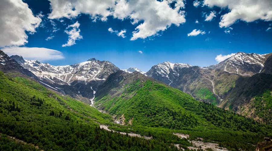 गर्मियों में घूमने का बना रहे हैं प्लान? पहाड़ों पर स्थित ये मंदिर देंगे सुकून और भक्ति का अनुभव