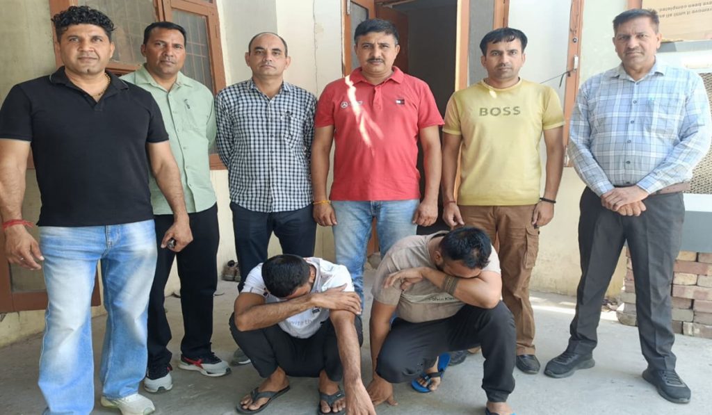 कैथल जिले में अवैध हथियारों और कारतूसों की सप्लाई करने वाले अपराधियों के खिलाफ चलाए जा रहे अभियान के तहत स्पेशल डिटेक्टिव यूनिट (एसडीयू) ने बड़ी सफलता हासिल करते हुए दो आरोपियों को गिरफ्तार किया है।