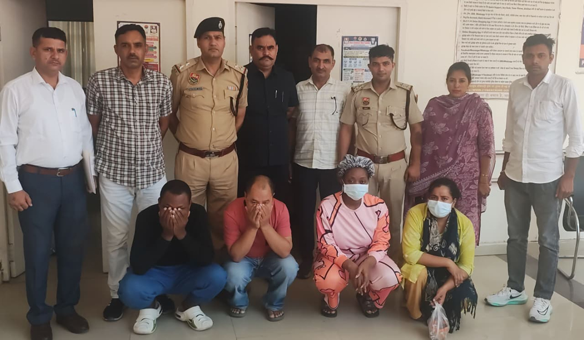 विदेशी महिला बनकर फ्रेंडशिप के जाल में फंसाकर 8.75 लाख की साइबर ठगी, 2 नाइजीरियन सहित 5 आरोपी गिरफ्तार