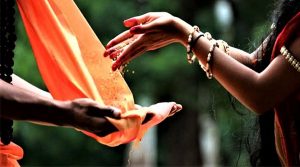 दान करते समय भूलकर भी न करें ये गलतियां, गरुड़ पुराण में बताए गए हैं जरूरी नियम