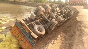 Haryana News: गुहला-चीका रोड पर पलटा यूरिया से भरा ट्रक, 400 बैग खेत में बिखरे; 4 लोग घायल
