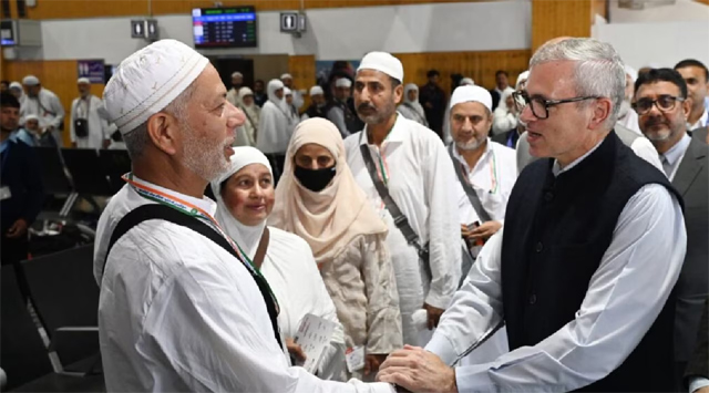 CM Omar Abdullah ने श्रीनगर एयरपोर्ट पर हाजियों के पहले जत्थे का किया स्वागत