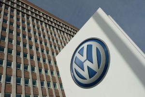 Volkswagen की बड़ी तैयारी, 1 लाख कर्मचारियों की जा सकती है छंटनी, कई फैक्ट्रियां भी होंगी बंद