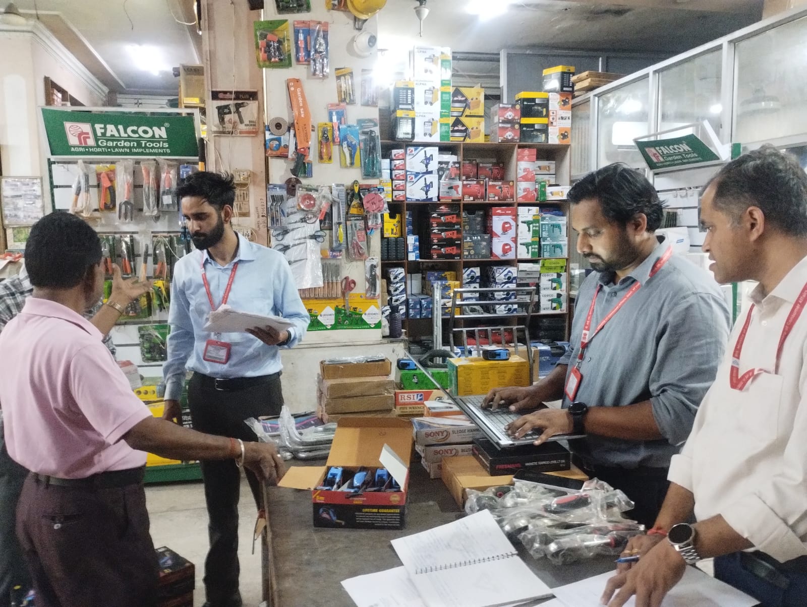भारतीय मानक ब्यूरो के अधिकारियों ने विक्रेता के परिसर में सर्च व सीजर की कार्रवाई की