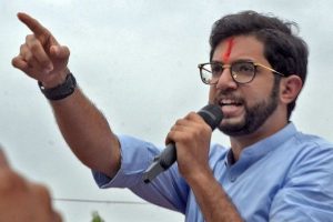 आदित्य ठाकरे का हमला : डरपोक और अहसान-फरामोश छोड़ रहे टीएमसी