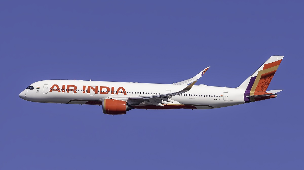 एयर इंडिया की फ्लाइट में यात्री की हरकत से हड़कंप, खिड़की का शीशा तोड़ की भागने की कोशिश